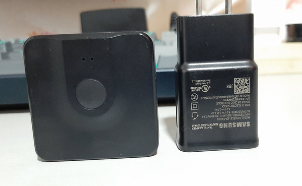 UGreen HDMI Switch size comparison with a samsung charger